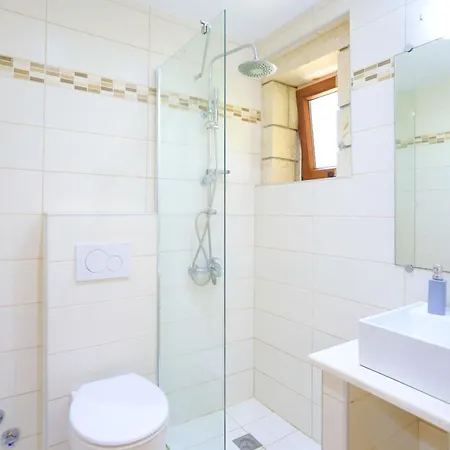 Sofia Stella * Pithos