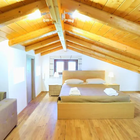 Sofia Stella * Pithos