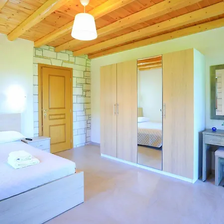 Sofia Stella Vila Pithos