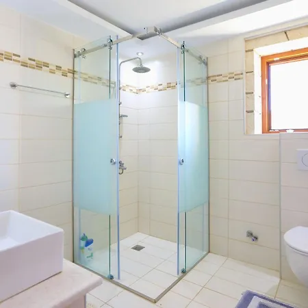 Sofia Stella Vila Pithos